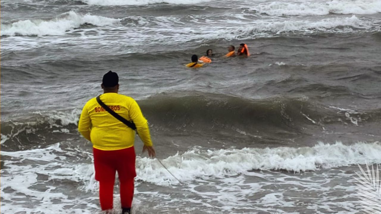 Rescatan a dos personas que estaban a punto de ahogarse en La Ceiba