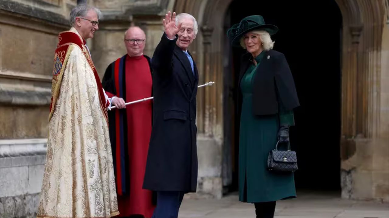 El rey Carlos III reaparece sonriente en misa de Pascua tras diagnóstico de cáncer