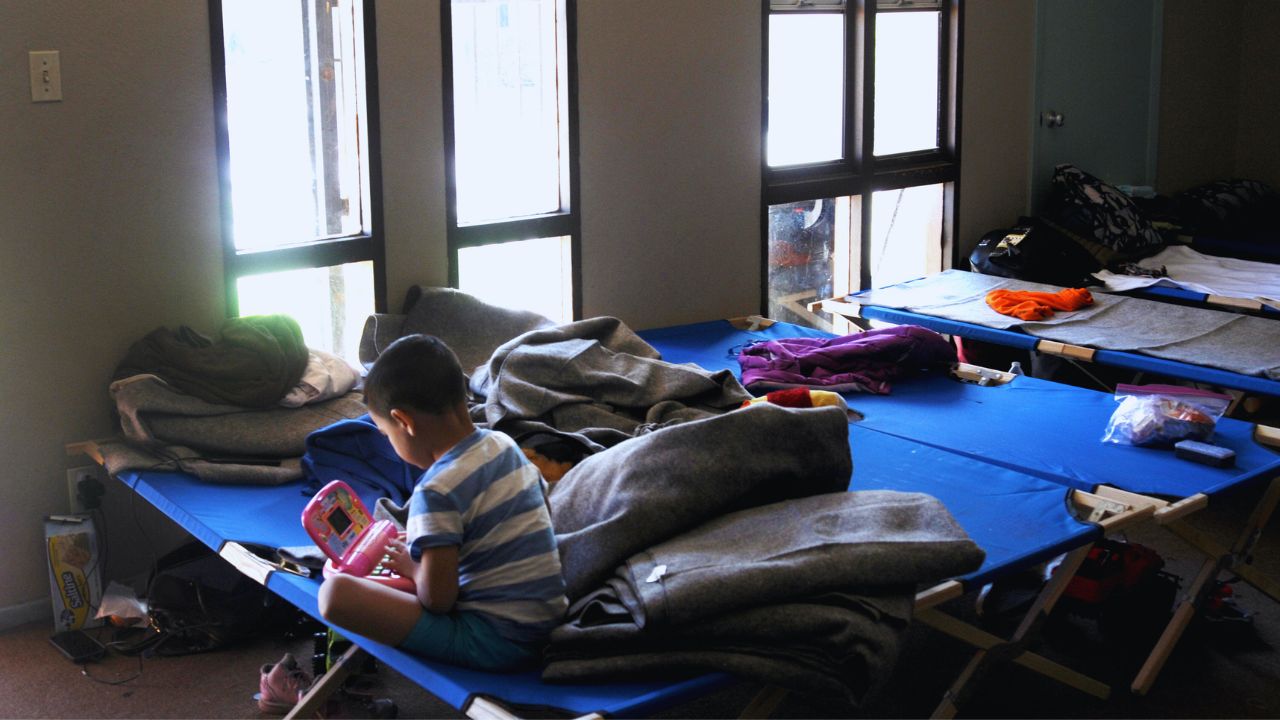 Temen brote de sarampión tras segundo caso en refugio para migrantes más grande de Chicago