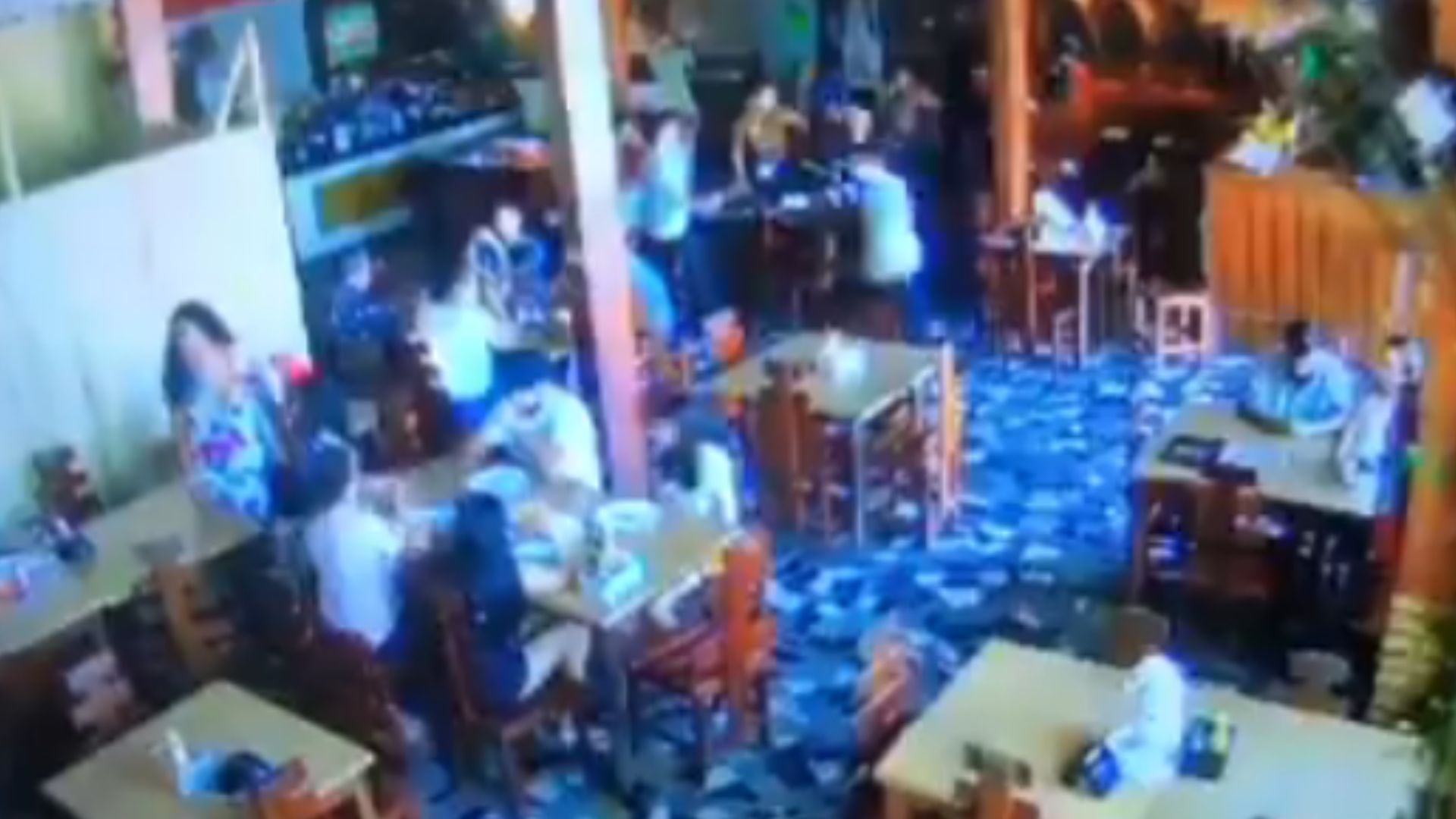 VIDEO: Mesero mata a un  político y apuñala al dueño de un restaurante