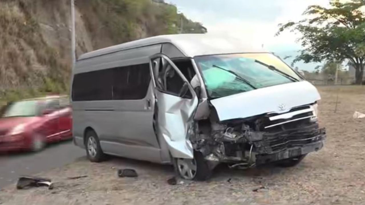 'Tenía sueño y me dormí', conductor de microbús tras colisionar en el Anillo Periférico