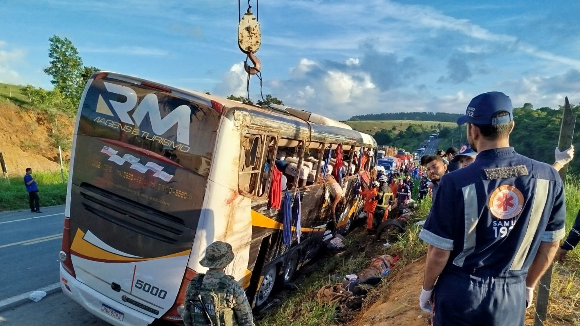 Siete muertos y trece heridos al volcarse un autobús en una carretera de Brasil