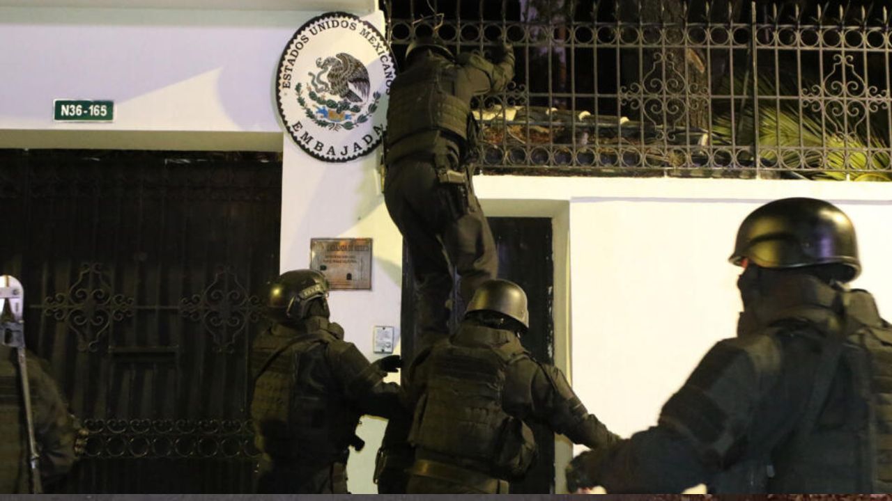 México rompe relaciones con Ecuador tras invasión de su embajada