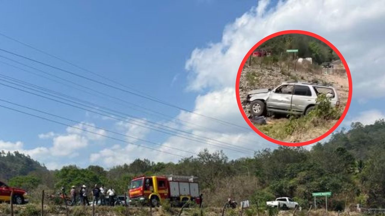Por esquivar un bache, conductor de camioneta cae a un hoyo y muere su suegra