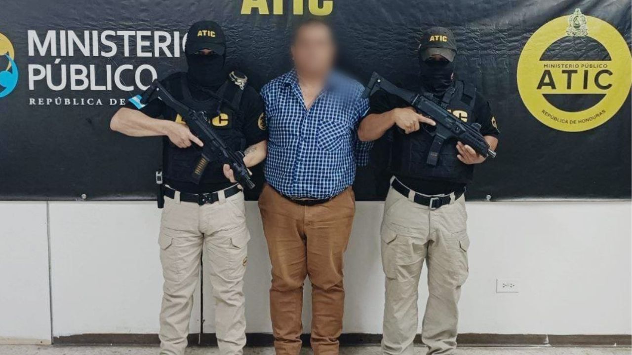 Suspenden de su cargo a auditor de la ENP por supuestos actos irregulares; se defenderá en libertad