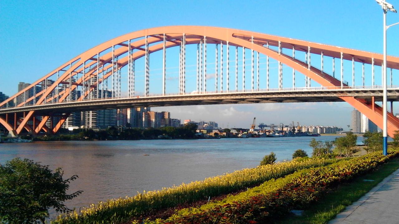 Cuatro desaparecidos tras la colisión de un barco con un puente en el sur de China