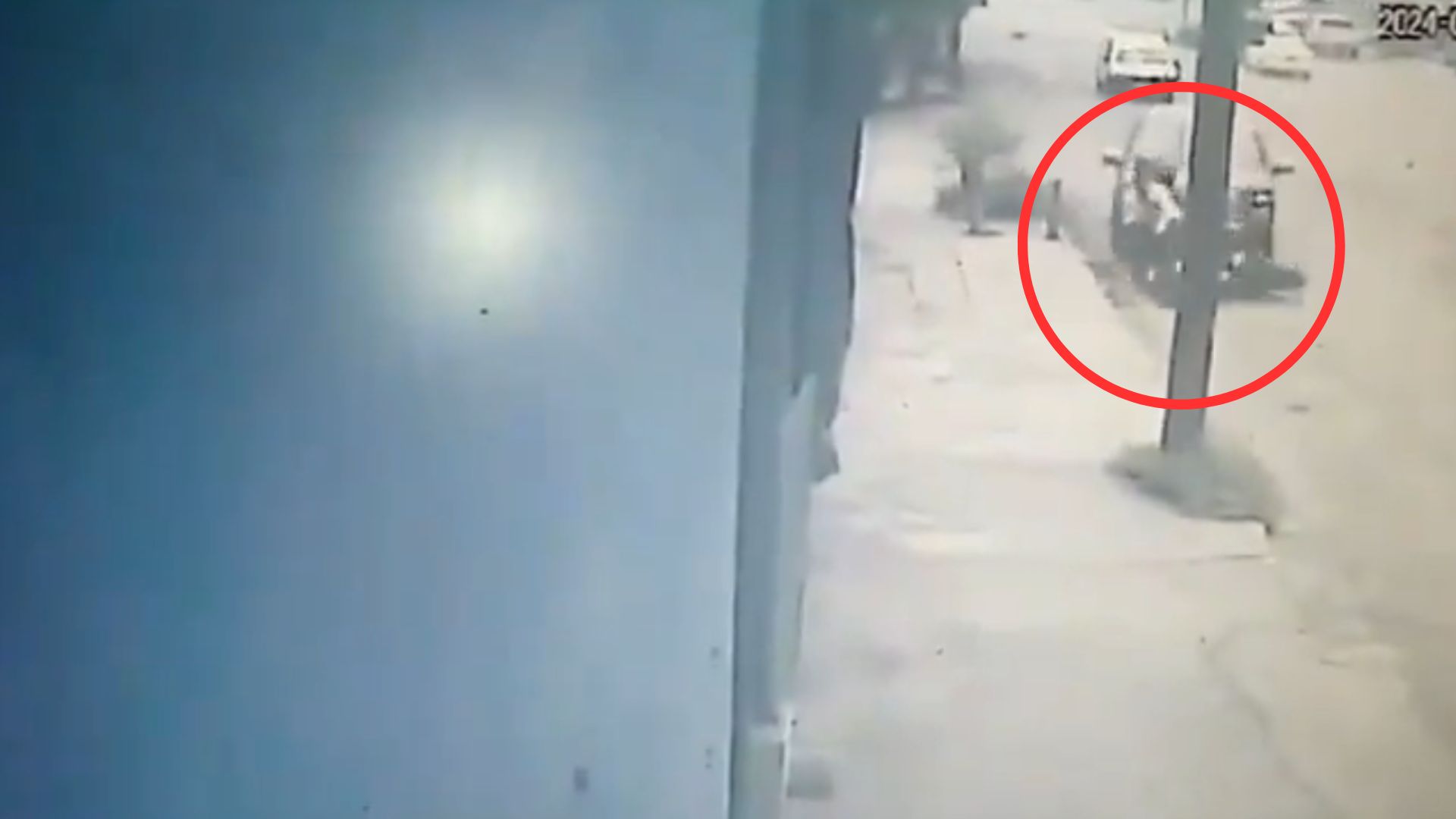 VIDEO: Hombre persigue y atropella a ladrones tras robo de maletín; un delincuente muere