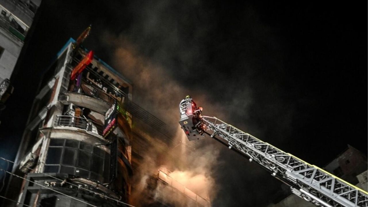 Al menos 12 muertos y 11 heridos tras incendiarse un edificio en Estambul