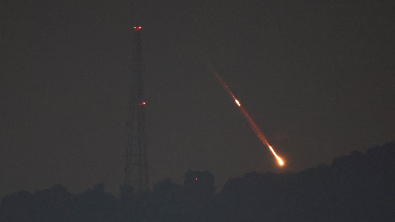 Israel dice que Irán ha lanzado más de 200 drones, misiles de crucero y balísticos