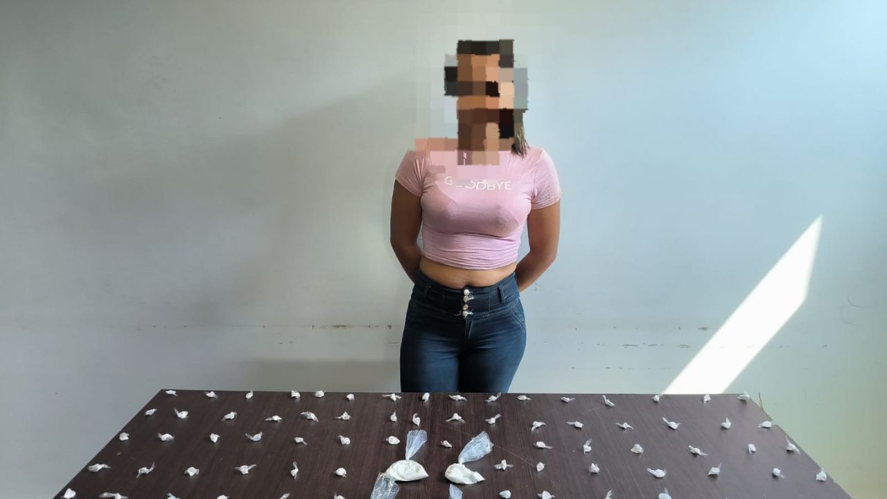 Capturan a joven olanchana con 90 envoltorios de polvo blanco