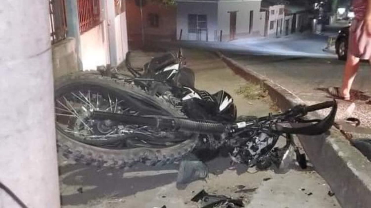 Motociclista hondureño pierde la vida al impactar contra un poste eléctrico en La Curva