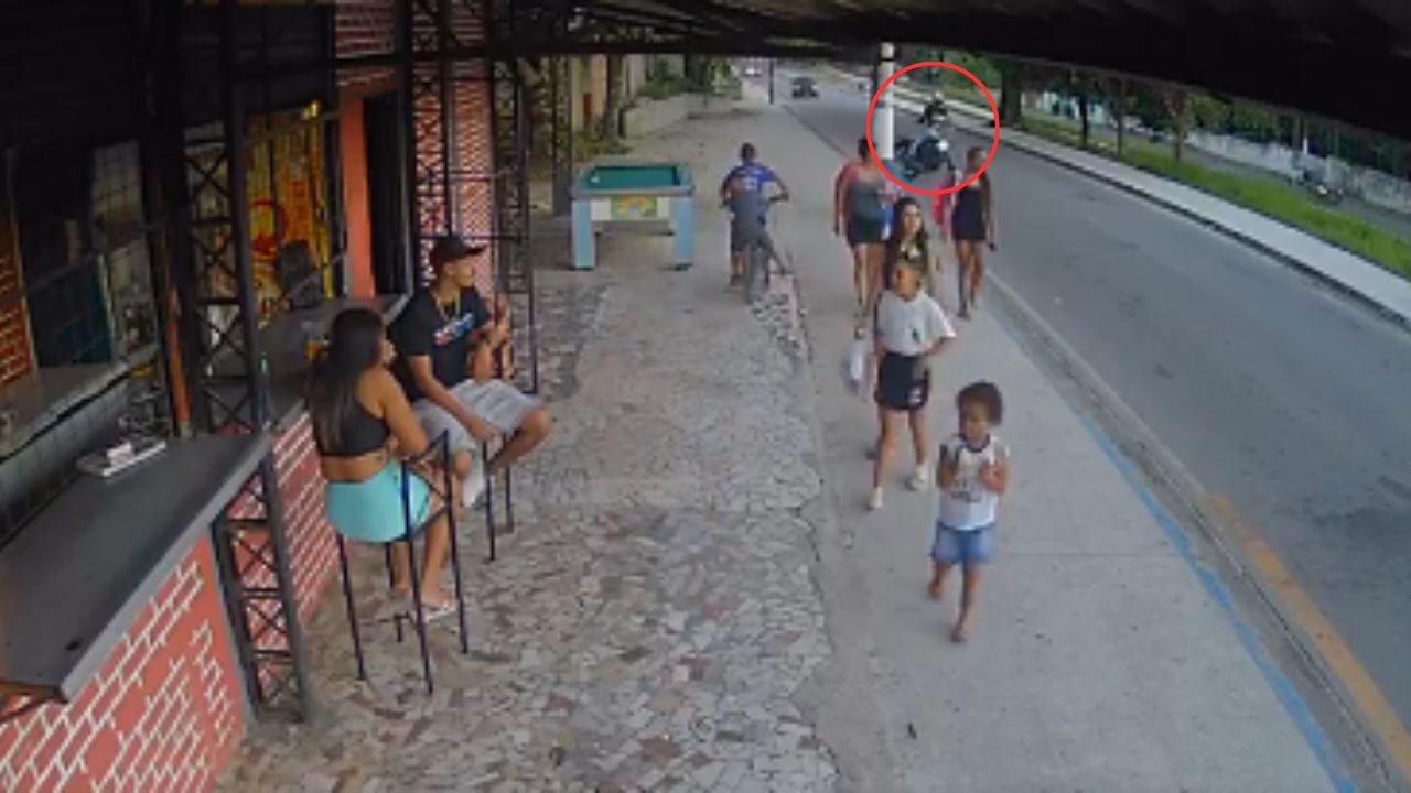 VÍDEO: Motociclista embiste a cinco mujeres tras accidentarse en Brasil