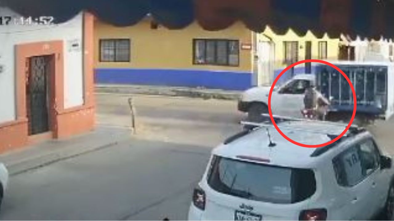 FUERTE VIDEO: Motociclista sin casco impacta contra camión  por no hacer el alto