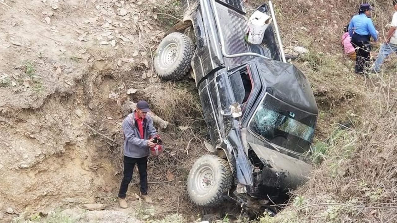 Familia en vehículo cae en hondonada en Guaimaca y una mujer muere
