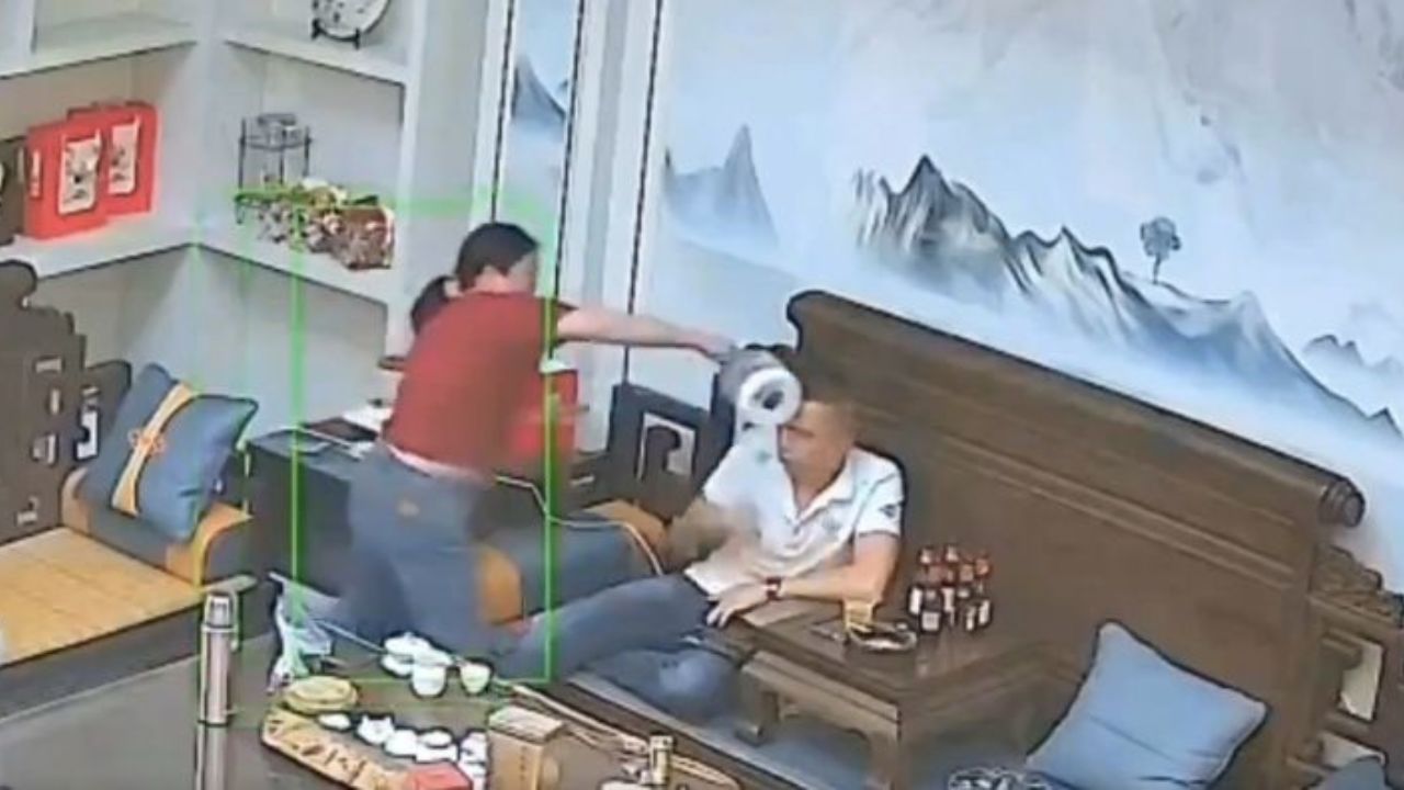 Mujer echa agua caliente a su esposo mientras estaba en un sillón