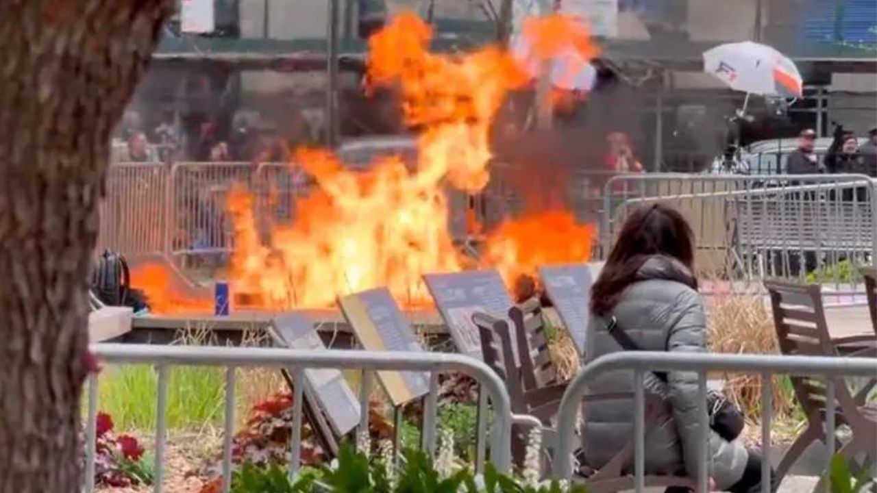 Así fue el momento cuando hombre se prende fuego a las afueras del tribunal en EE.UU.