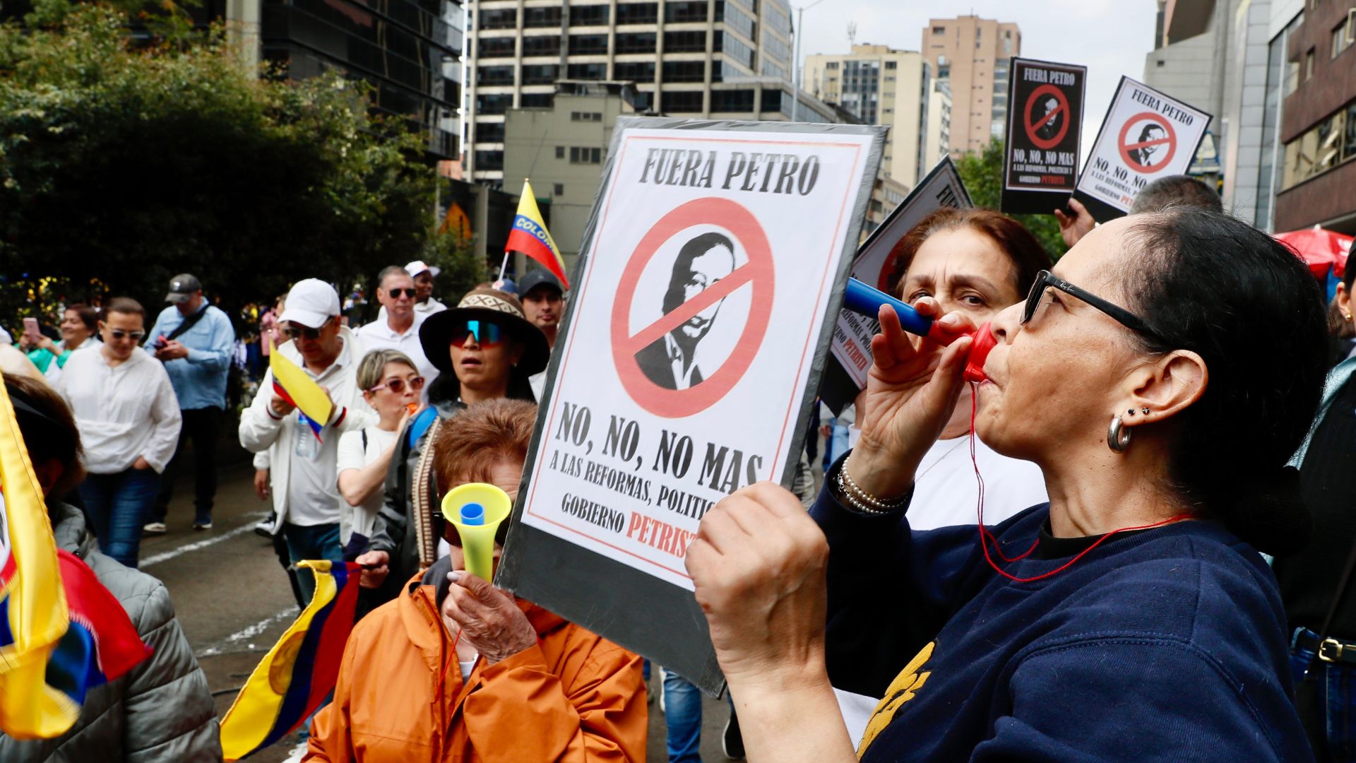 Miles de colombianos dedican el domingo a protestar contra el Gobierno de Petro