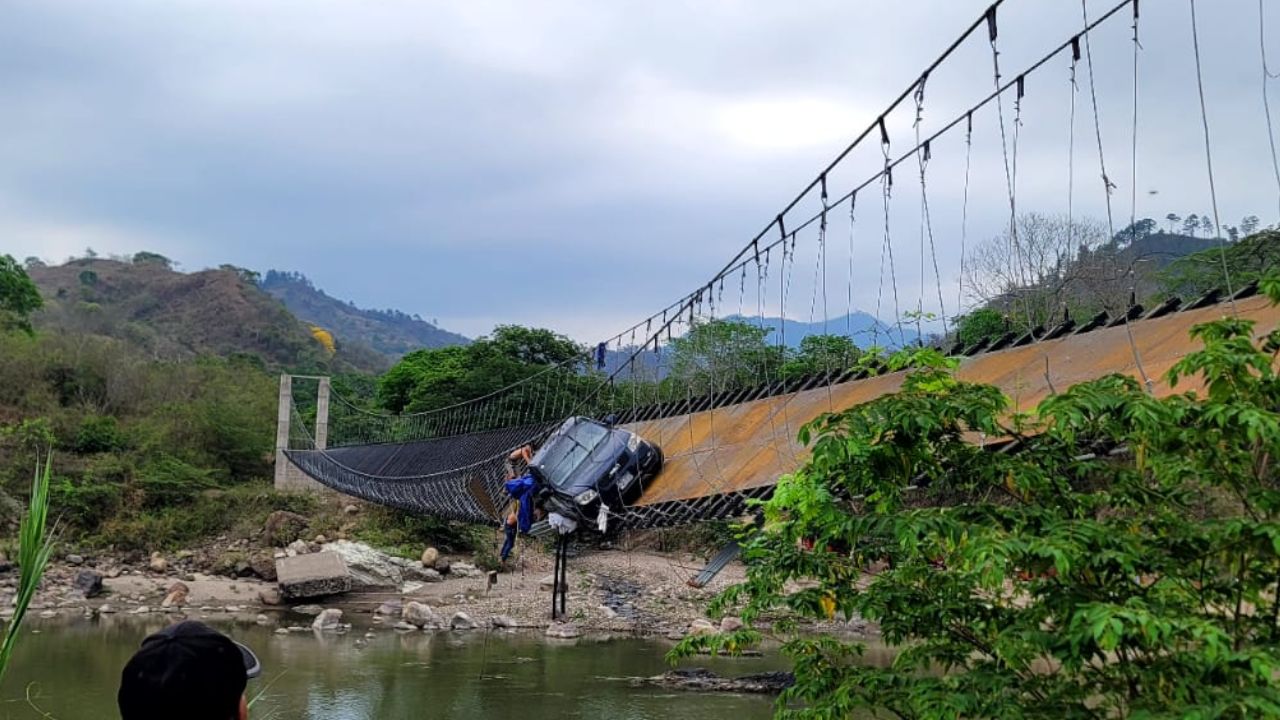 Puente colapsa cuando vehículo iba en marcha en Chinda, Santa Bárbara