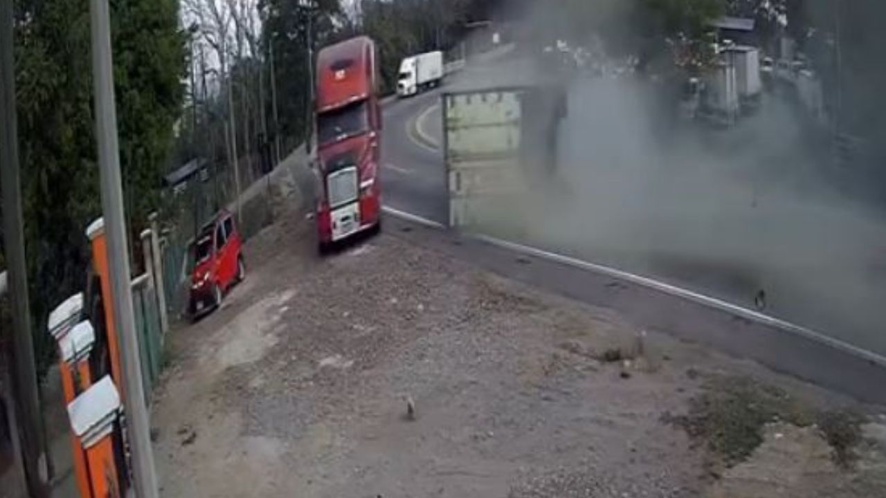 Captan cuando rastra se vuelca y choca con otra en marcha en la CA-5