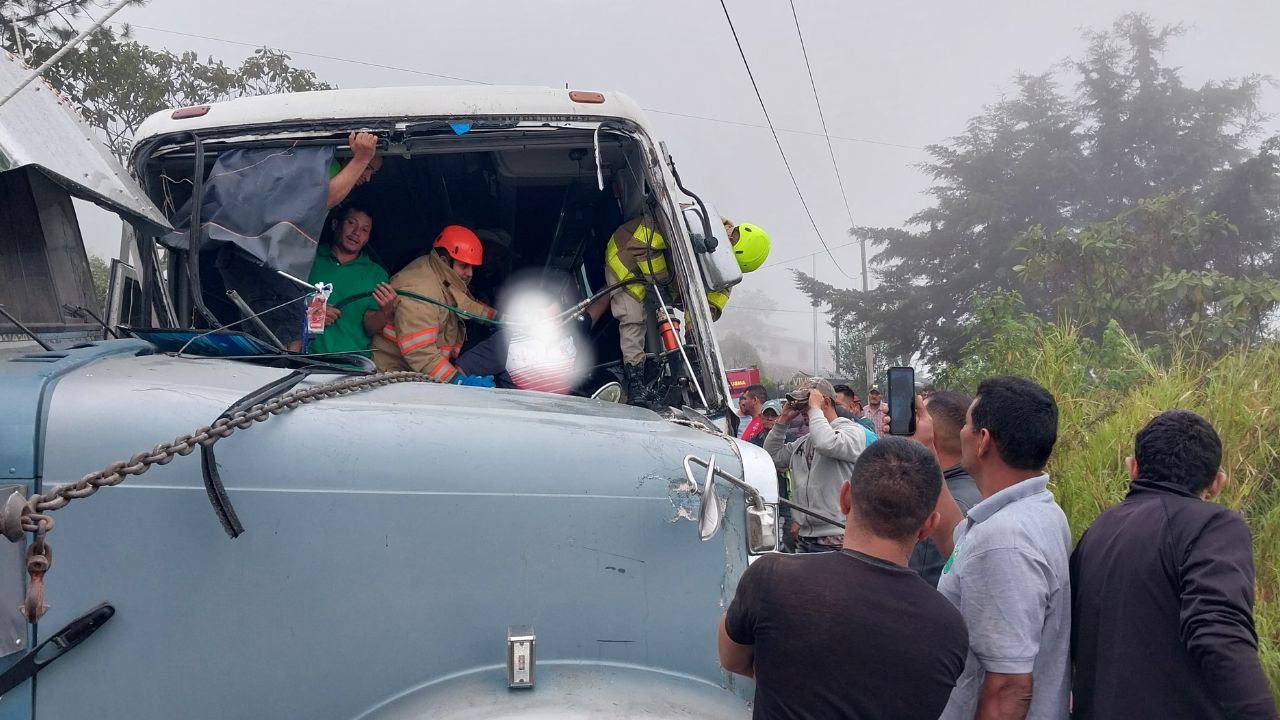 ¡Vivo de milagro! Rescatan a conductor atrapado en un bus tras accidente en Ocotepeque