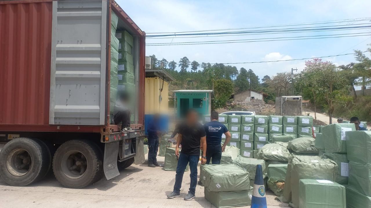 Requieren en Danlí contenedores que transportaban unos 40,000 pares de tenis de contrabando