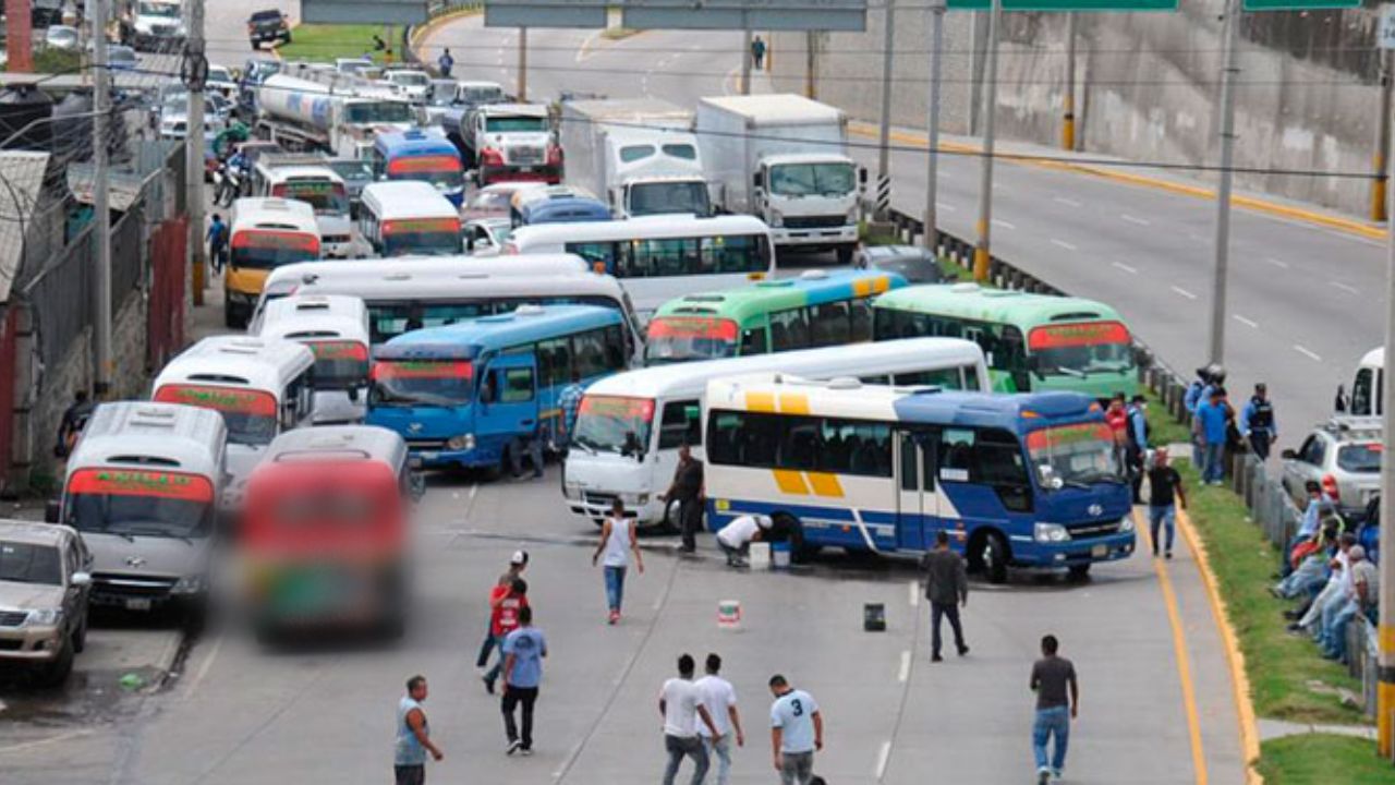 Transportistas exigen la Gobierno pago de cinco meses de subsidio