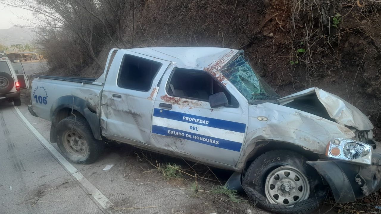 Conductor de vehículo del Estado sufre aparatoso accidente en la carretera al sur