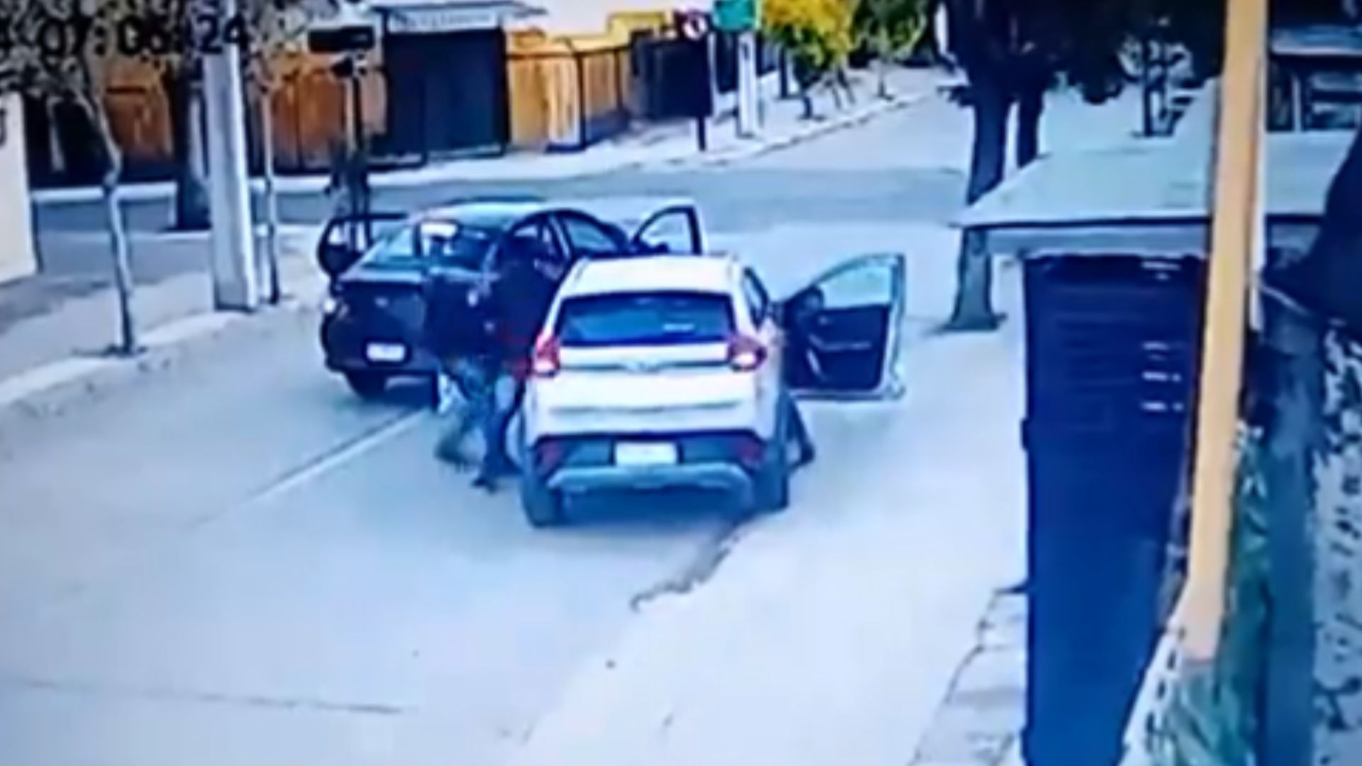VÍDEO: Sujetos armados bajan a conductor de su vehículo y se lo roban en la vía pública