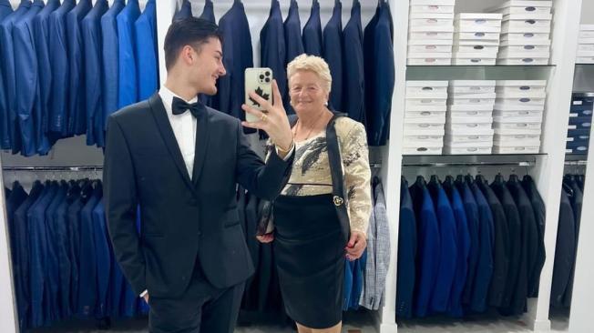 El joven vive enamorado de su esposa mayor 