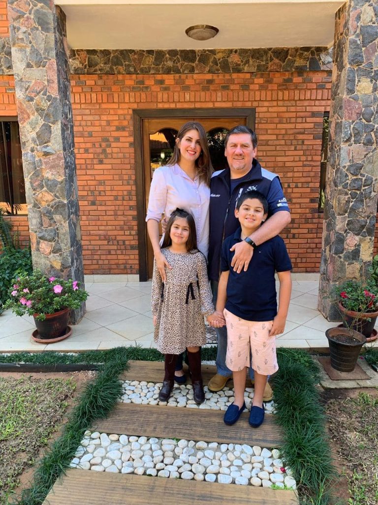 Blas Llano con su esposa e hijos