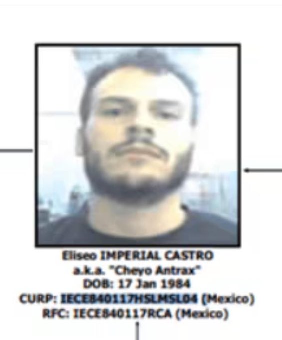 Cheyo Antrax viendo al frente