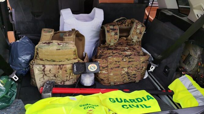 Chalecos antibalas y uniformes policiales que se le decomisaron al Turco