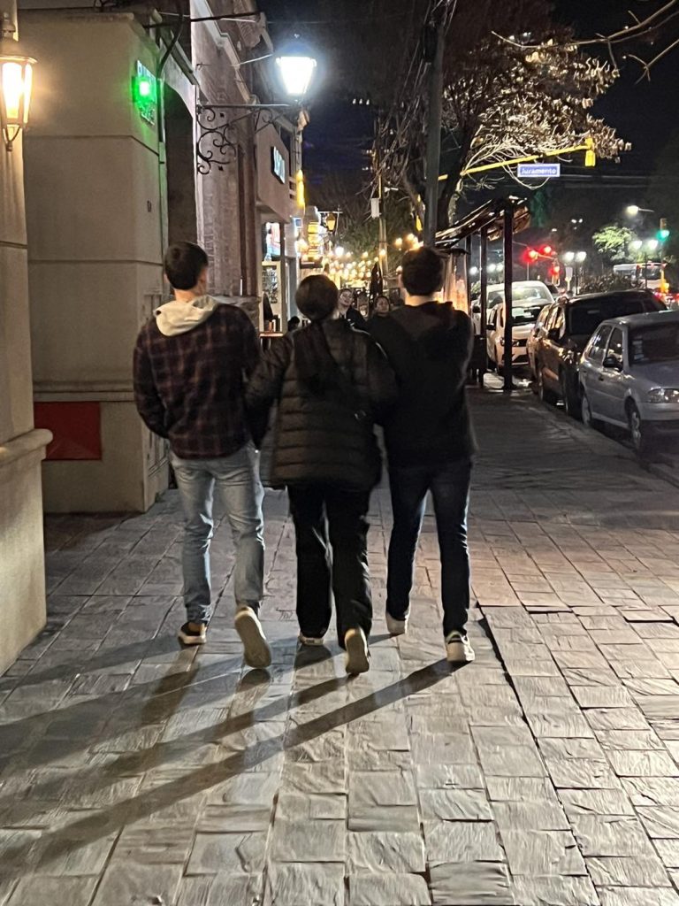 Los tres hijos de Emiliano Durand de espalda