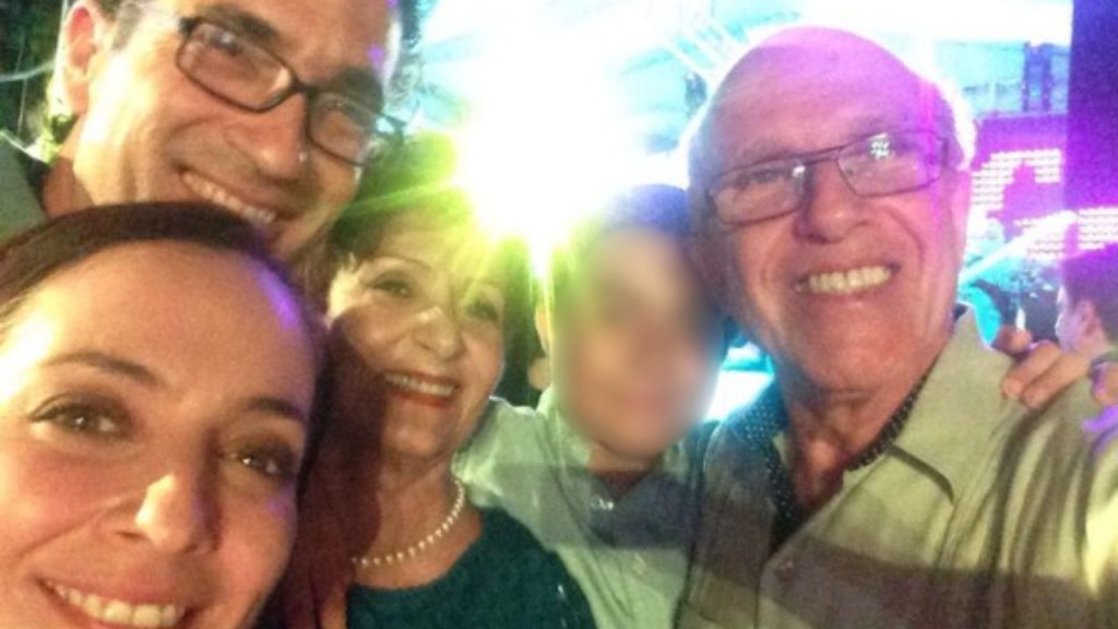 Familia de Verónica Toussaint posando en conjunto