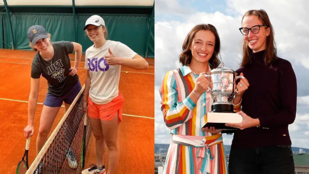 A la izquierda, Iga Swiatek con su hermana en una cancha de tenis; a la derecha ambas sosteniendo un trofeo