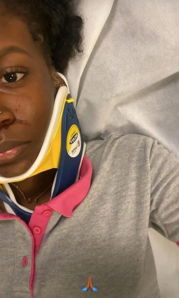 La joven, aparentemente en el hospital, con un cuello ortopédico