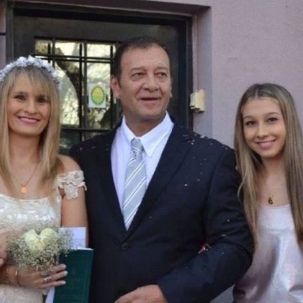 Nahir Galarza junto a sus padres en la boda de estas