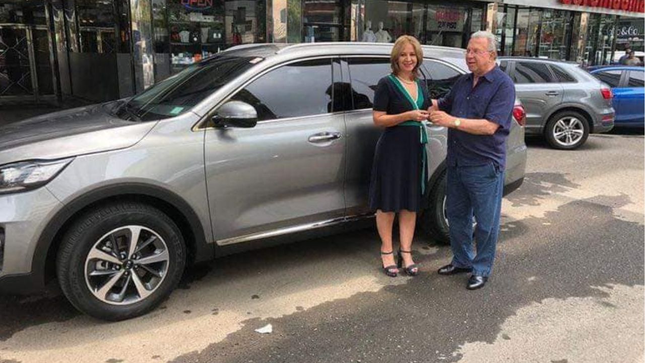 Empresario entregó carros gratis a empleados con más de una década de trabajo con él