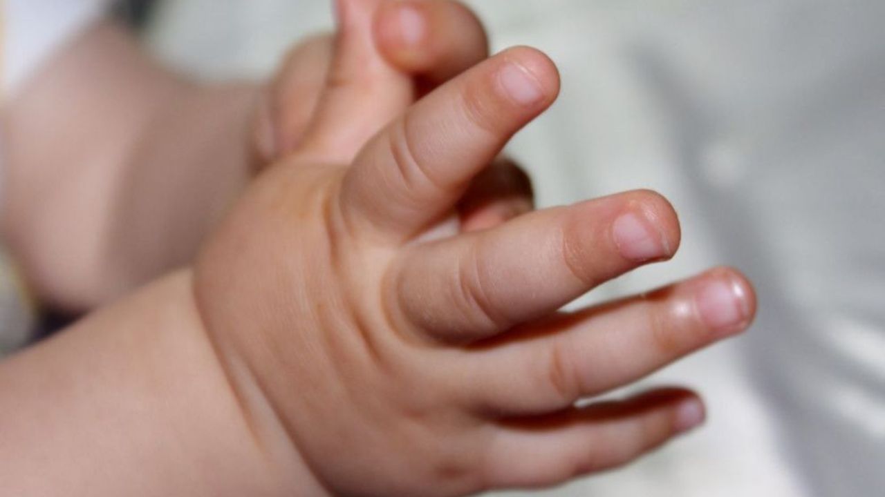 Madre fracturó 16 huesos del cuerpo su bebé de cinco meses