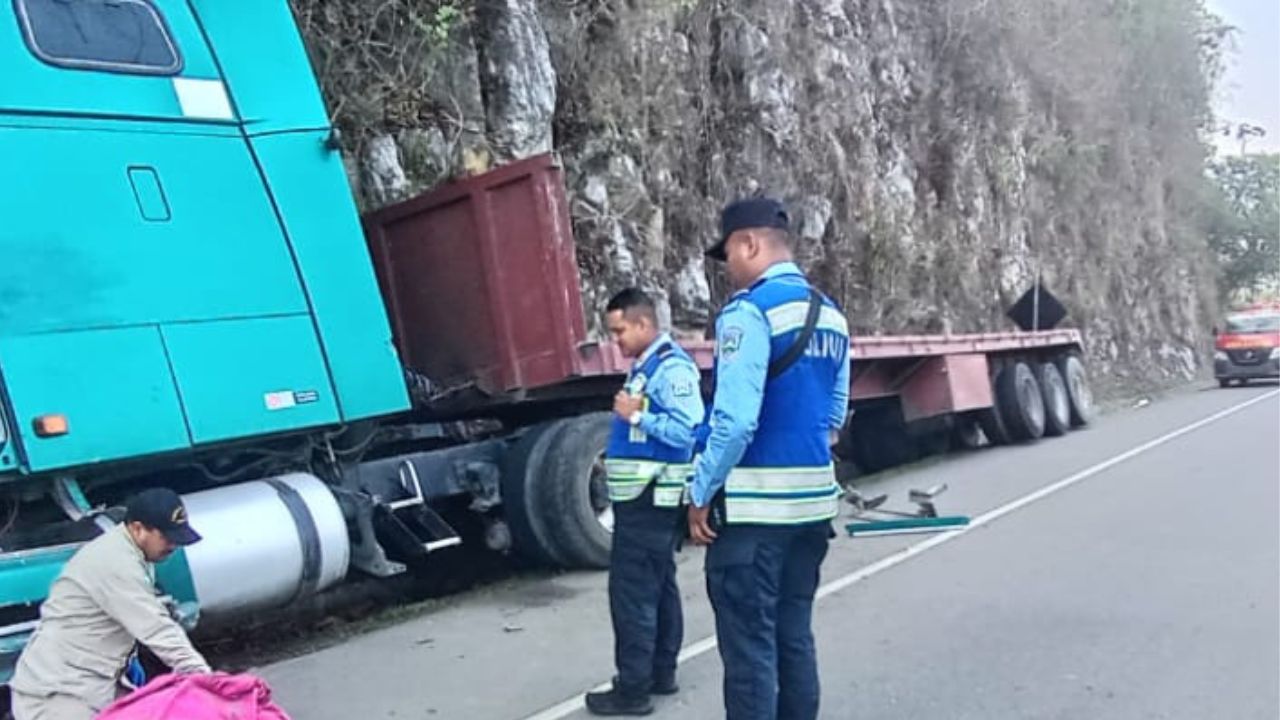 Conductor de rastra pierde la vida en la CA-5, chocó contra un paredón