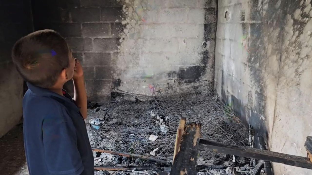 Vecina deja en la calle a familia hondureña al quemarle la casa, bebé resultó quemado