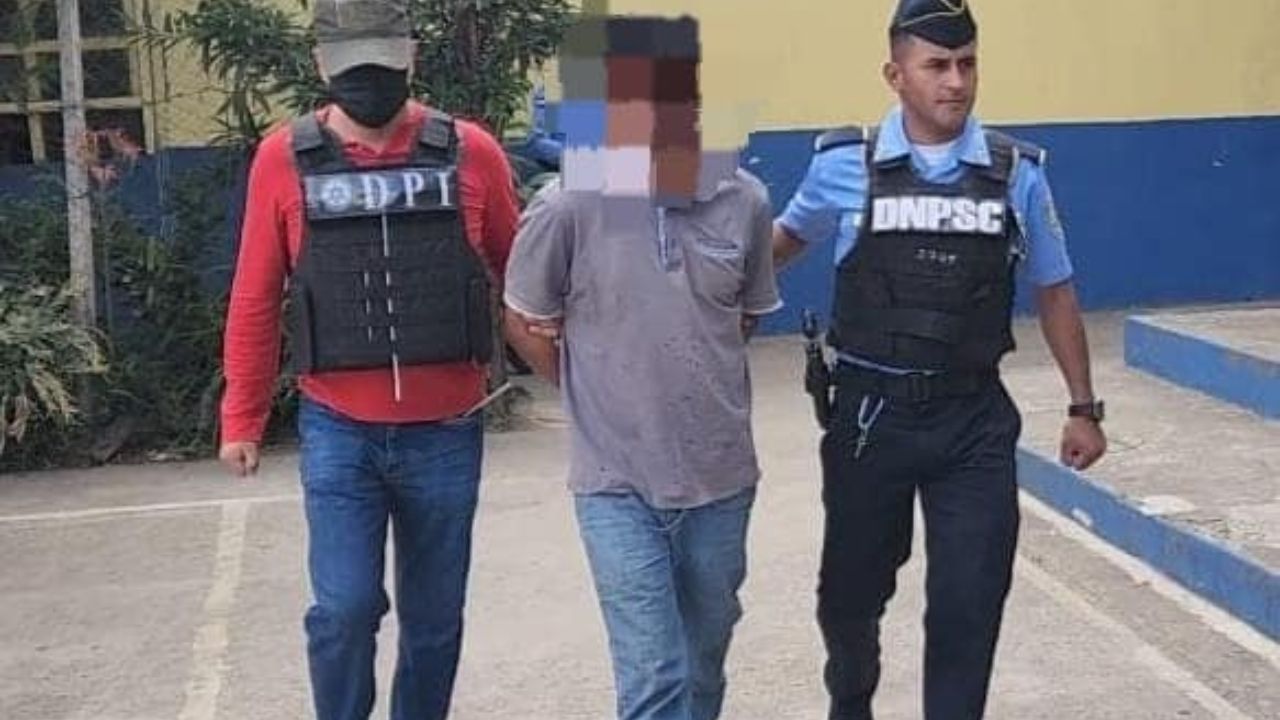 Hondureño mató a dos hombres que tomaban bebidas alcohólicas con su esposa