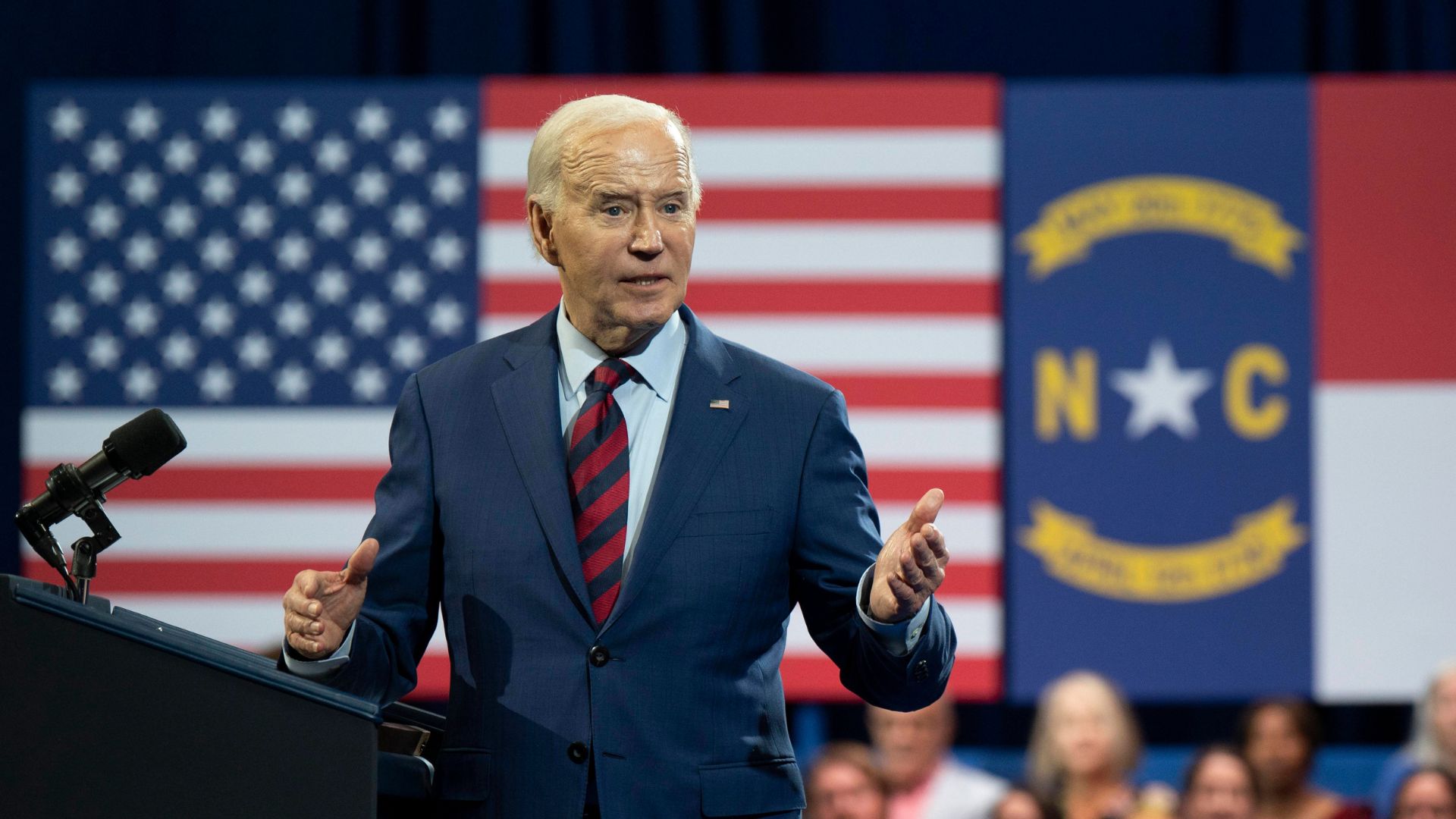 Biden dice que la economía va bien pero los votantes dicen lo contrario