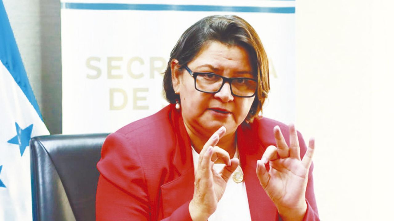 'Mi hermana gana L60 mil, menos deducciones', Carla Paredes desmiente salario de $8 mil
