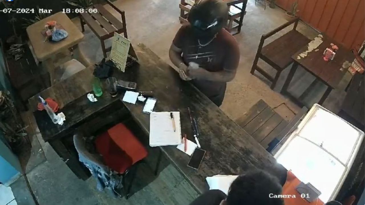 VIDEO: motociclista asaltó con pistola en mano restaurante de alitas en Comayagua