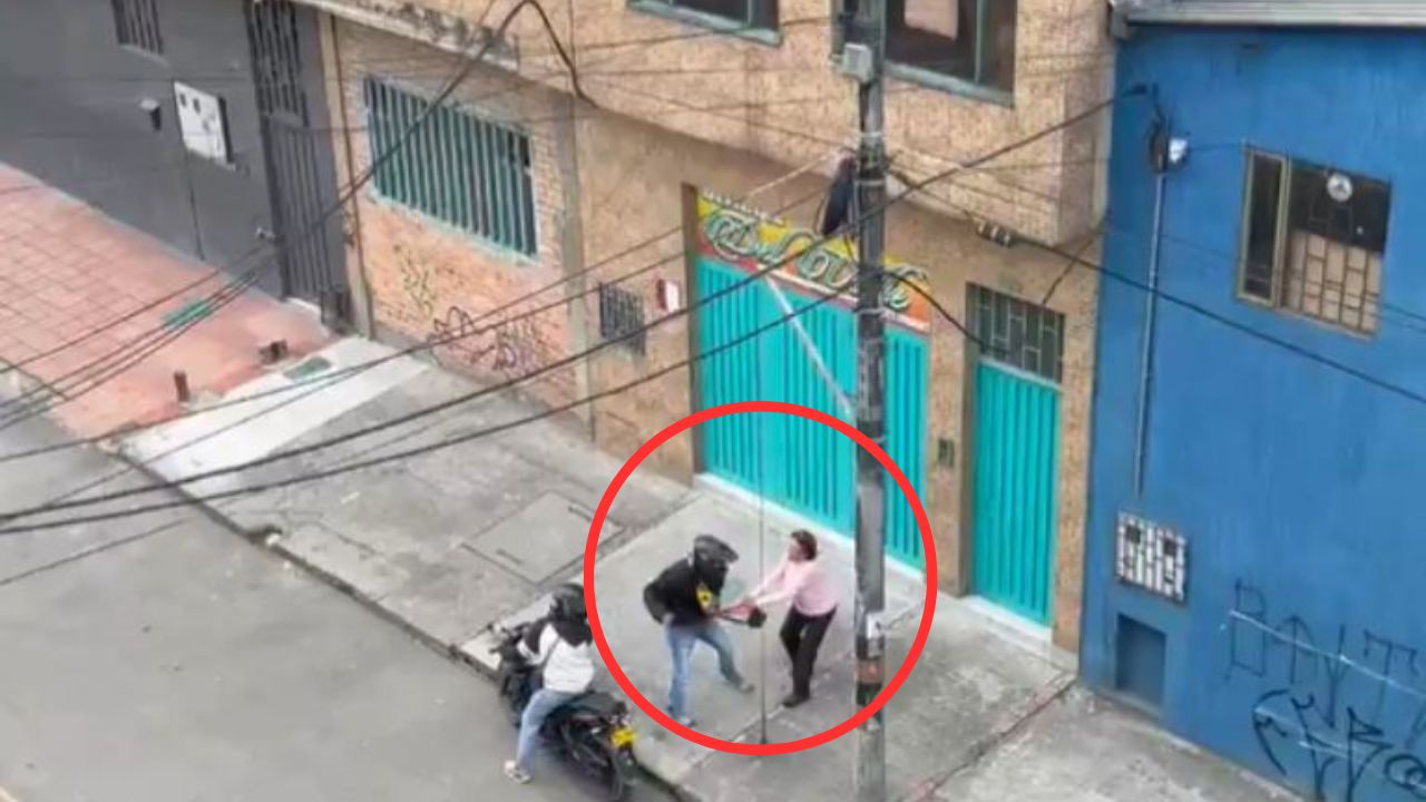 Captan cuando sujetos roban a mujer su cartera y hasta el ramo de flores que cargaba