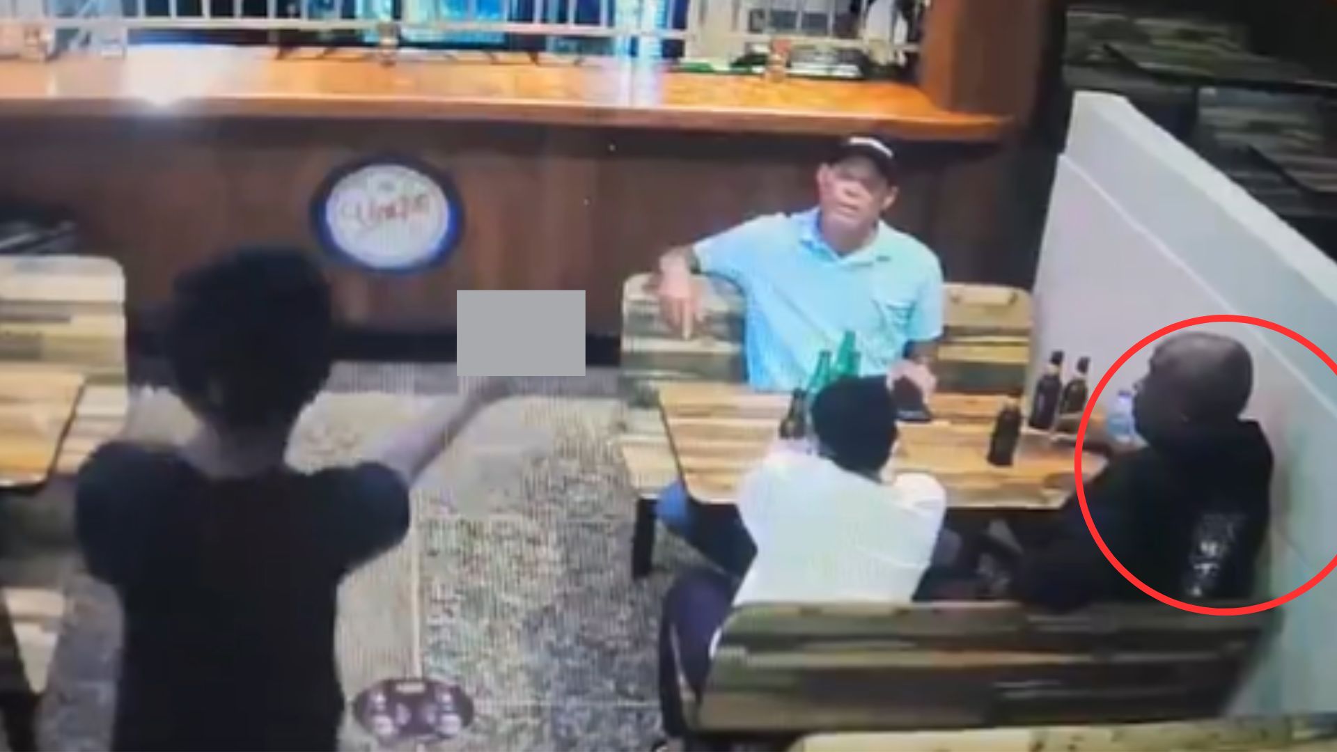 Policía muere en un bar tras enfrentarse a tiros en un intento de robo