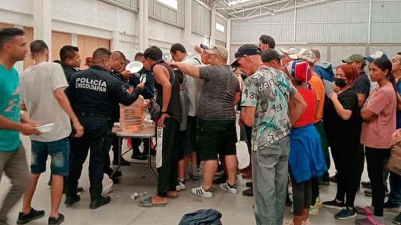 Autoridades hallan a 208 migrantes, incluyendo hondureños, en una bodega del central Estado de México