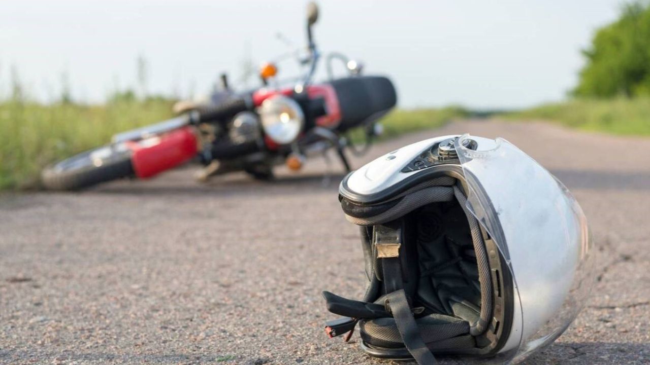 Motociclista resultó fracturado en piernas y brazos al intentar rebasar camión en SPS