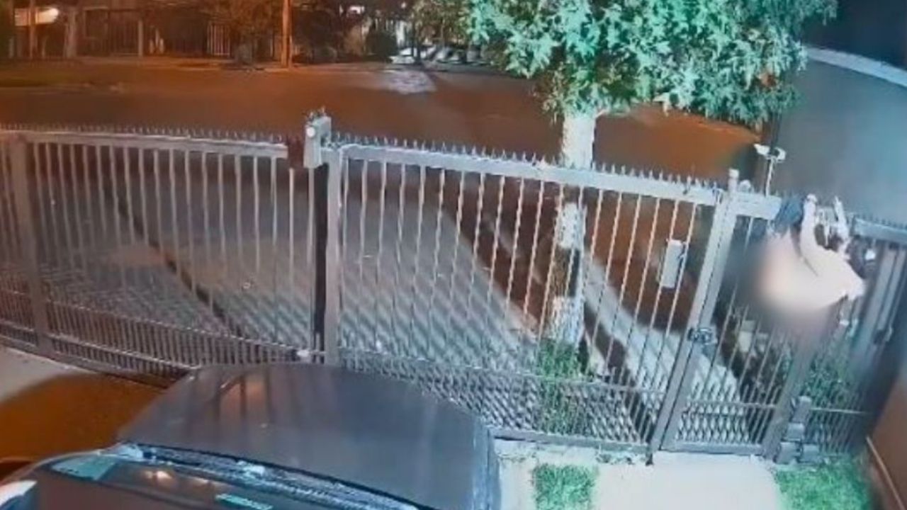 Mujer queda semidesnuda al intentar trepar un portón para asaltar una casa